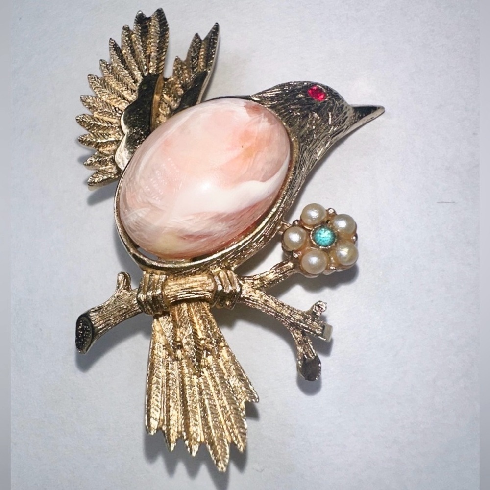 Vintage CORO Gold-Tone Bird Brooch – Pink Lucite Cabochon Belly